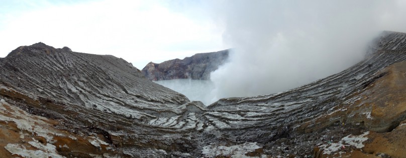 Der Krater im Schwefeldampf