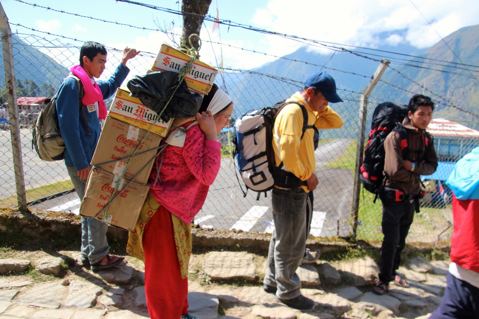 Nepal_Lastentraegerin_pushreset
