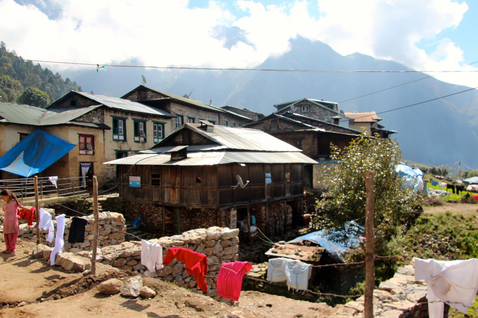 Nepal_Ortsausgang_Lukla_pushreset