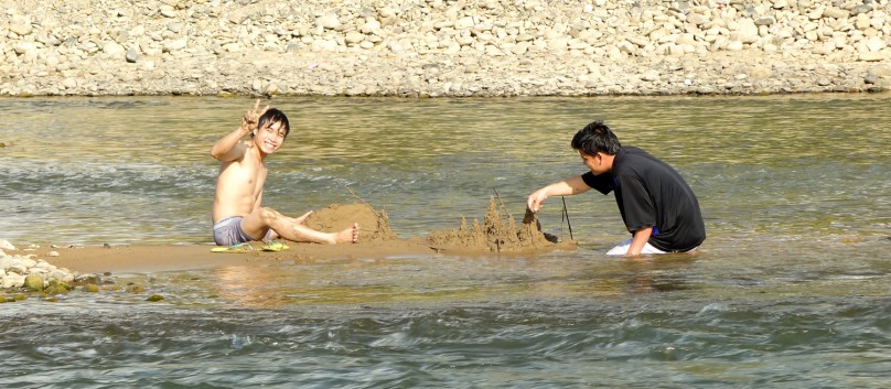 Kids spielen im Fluß