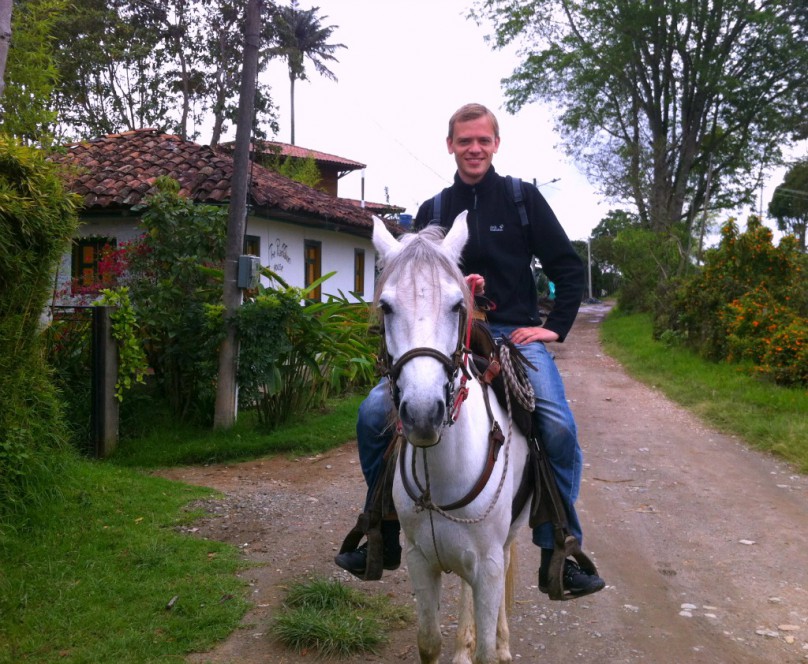 Auf einem weißen kolumbianischen Pferd in Salento, Kolumbien