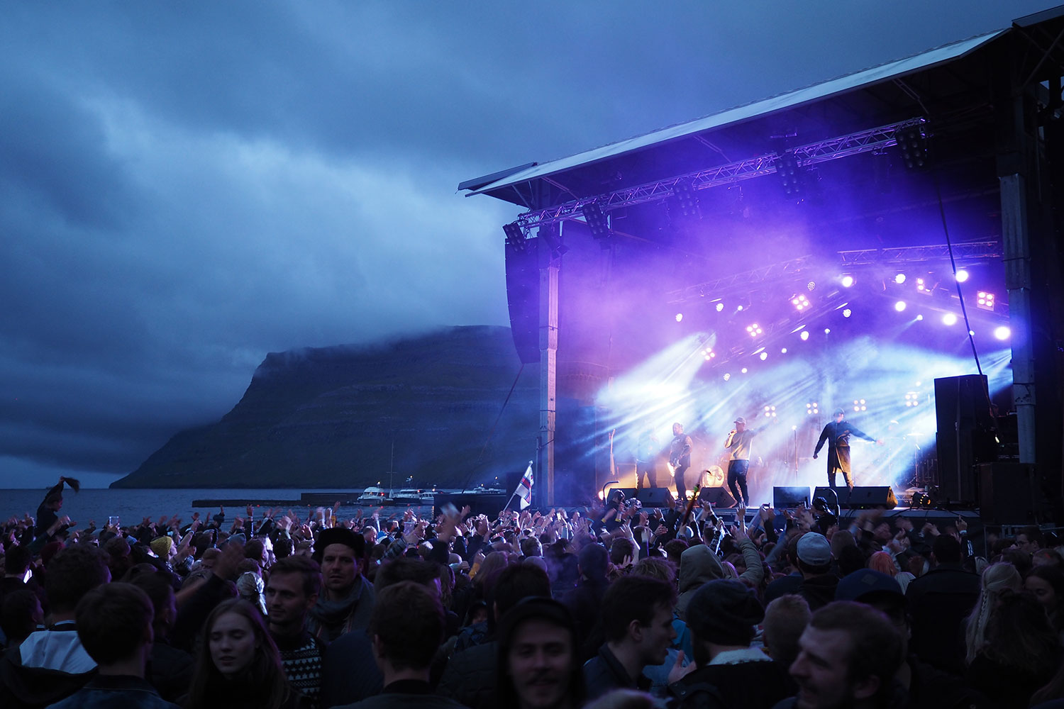 g_festival_faroeislands_stage_daemmerung_www-oooyeah-de