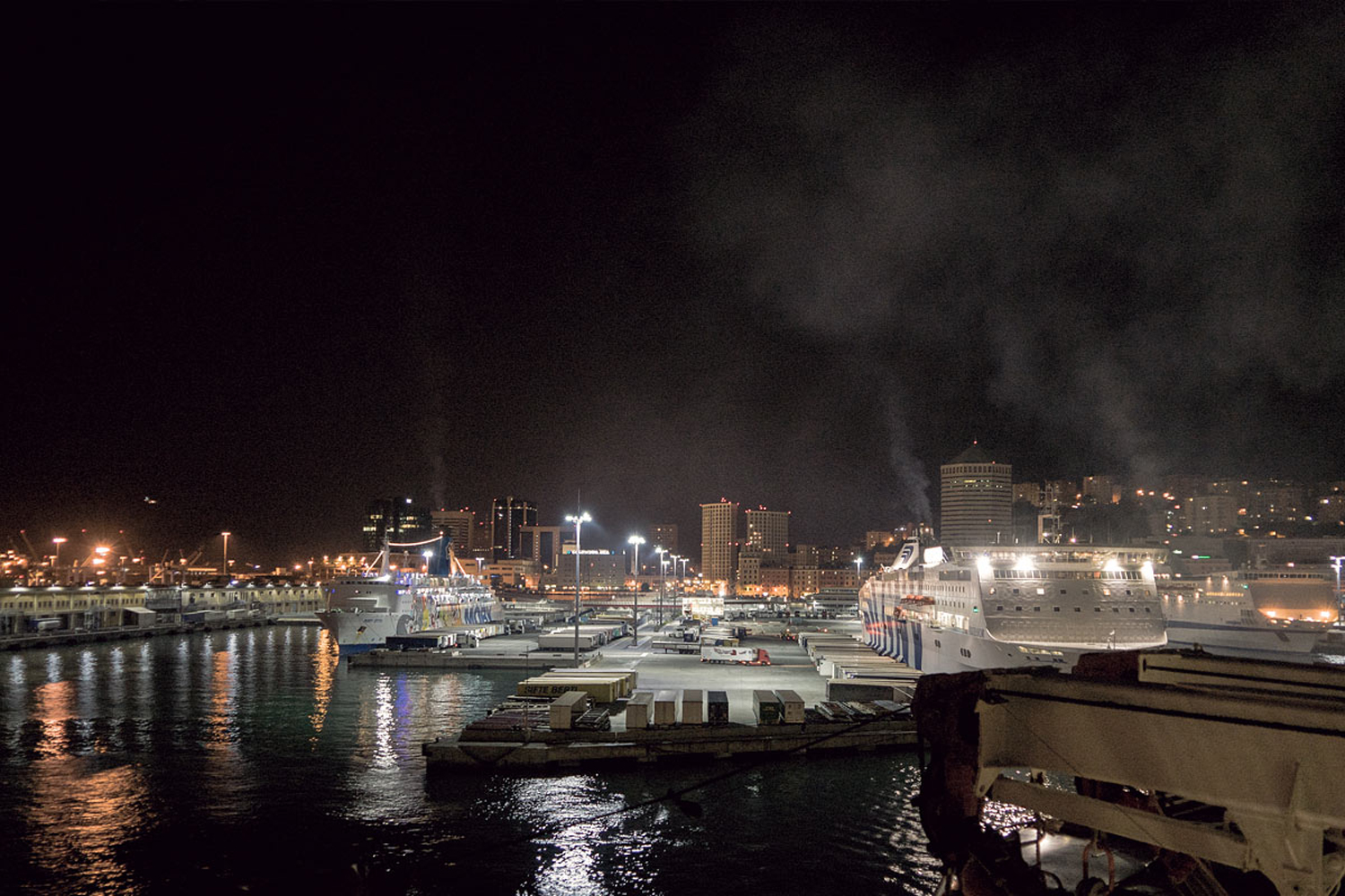 LIFE-for-FIVE-Sardinien-mit-Kindern- Der Hafen von Genua bei Nacht.