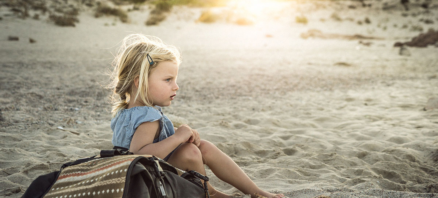 LIFE-for-FIVE-Sardinien-mit-Kindern-Unsere Tochter mit ihrem neuen Rucksack am Strand