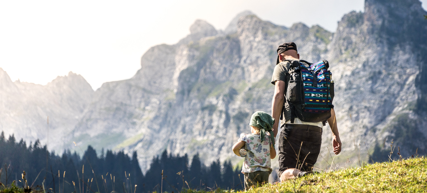 LIFE-for-FIVE-fernweh-Papa mit Tochter beim Bergwandern