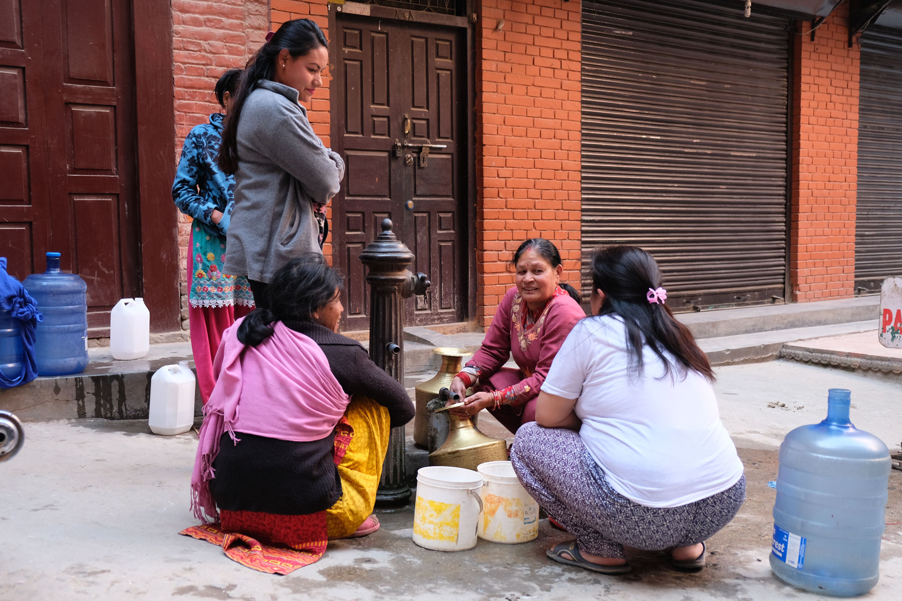 Frauen holen Wasser in Kathmandu, Nepal.