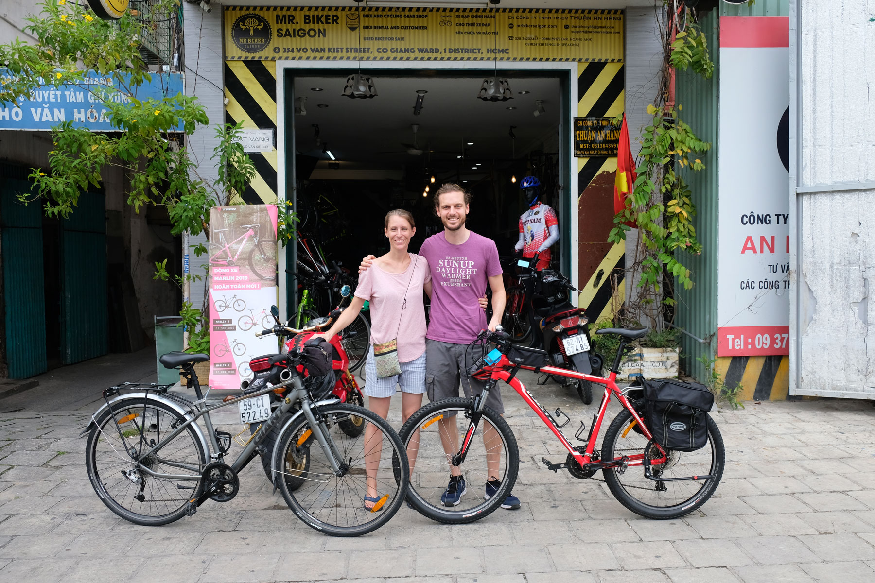 Leo und Sebastian stehen neben ihren neu gekauften Fahrrädern in Ho-Chi-Minh-Stadt.