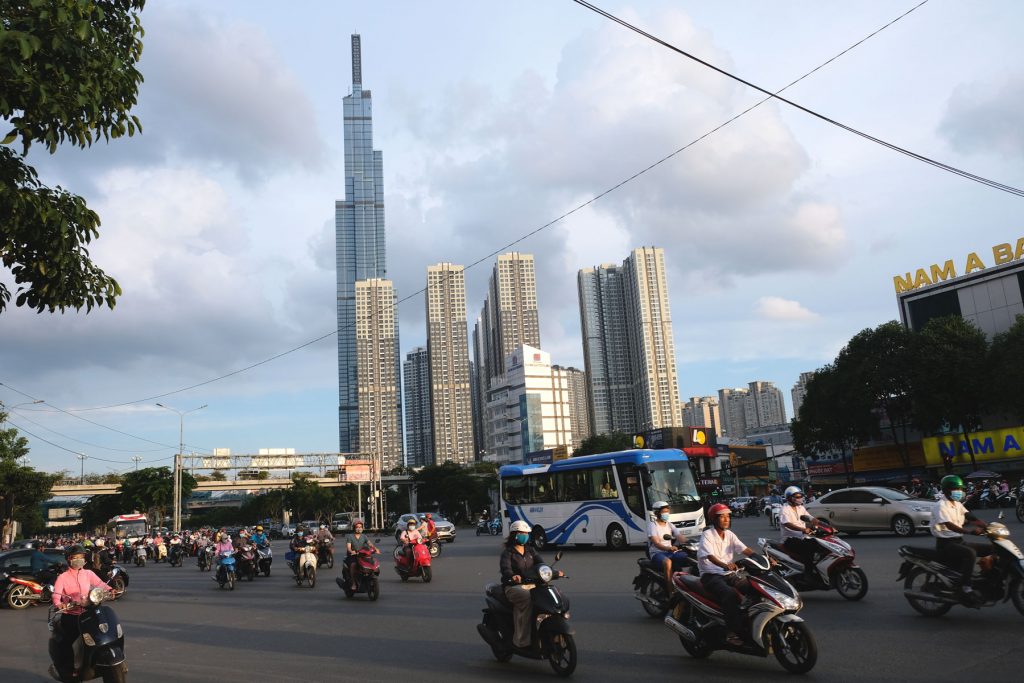 Hochhäuser und Straßenverkehr in Ho-Chi-Minh-Stadt in Vietnam.