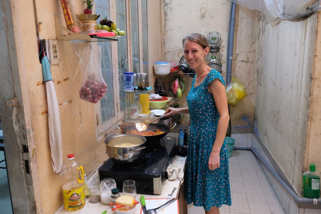 Leo kocht Nudeln mit Tomatensoße in einer Küche in Ho-Chi-Minh-Stadt.