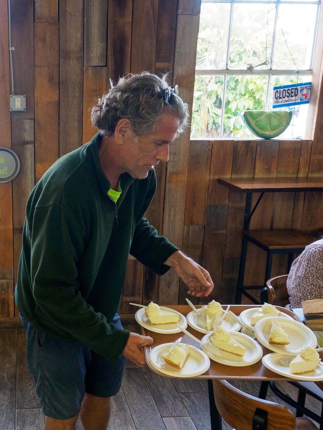 James beim Ausgeben des Key Lime Cake